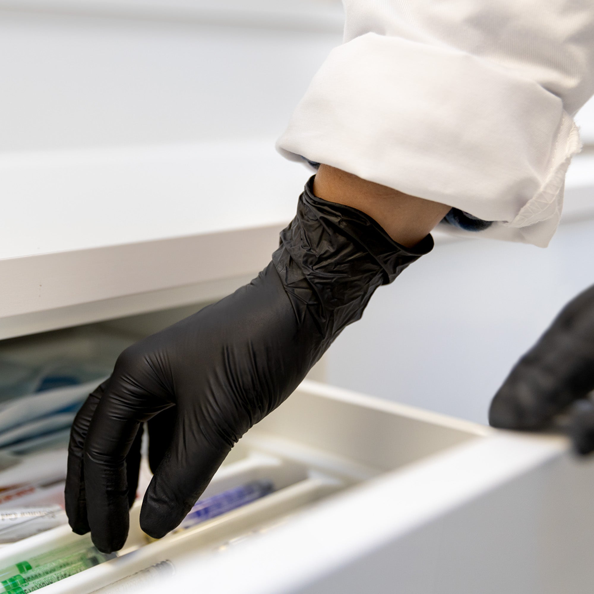 Absolute 100 – Black Powder Free Nitrile Gloves – 100 gloves