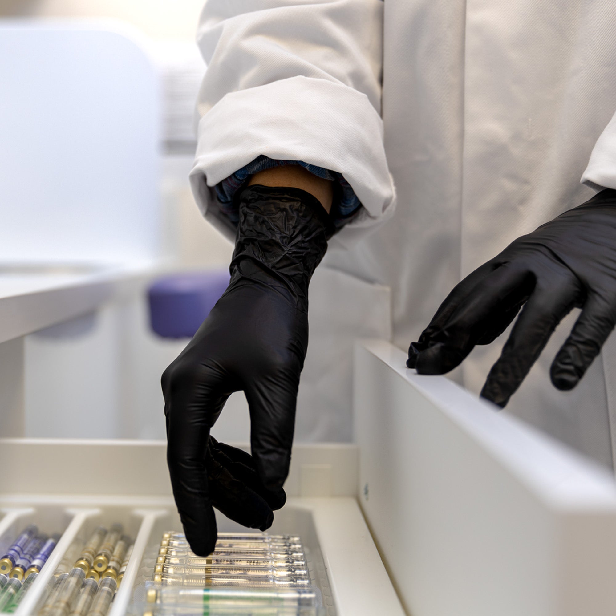 Absolute 100 – Black Powder Free Nitrile Gloves – 100 gloves